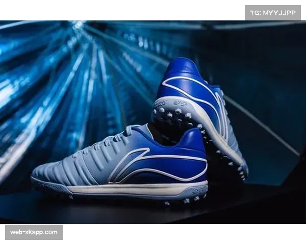 足球装备商推出新款球鞋，宣传重点包括提升定位球旋转与精准度